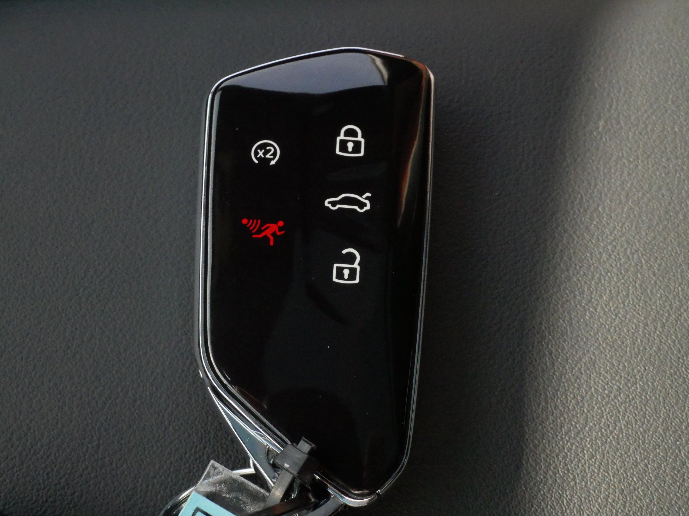 Certified 2025 Volkswagen Tiguan SEL R-Line image 26