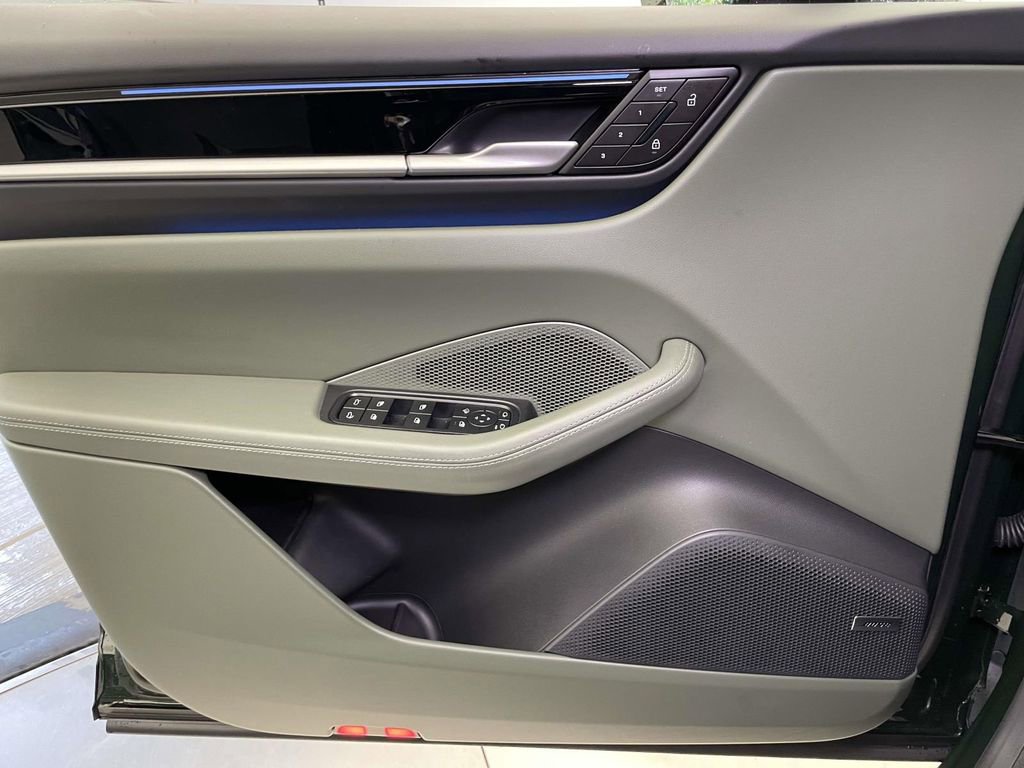 Certified 2025 Porsche Macan 4 Electric image 34