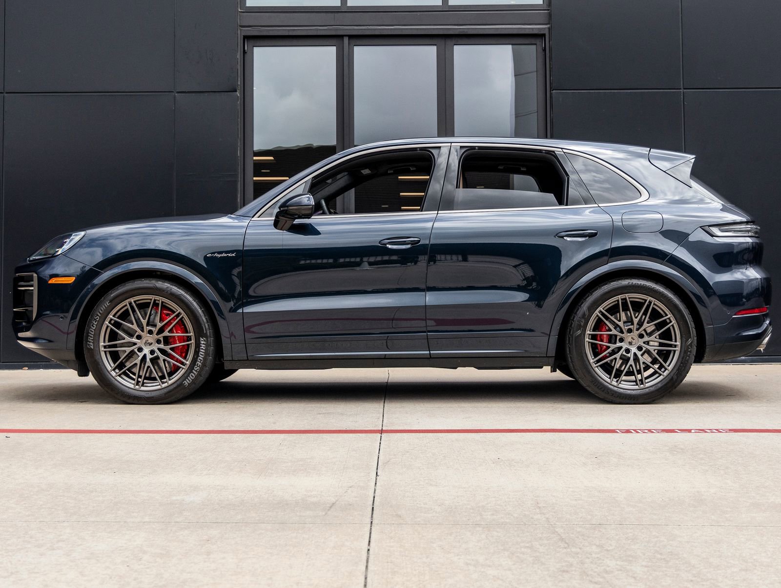 Used 2025 Porsche Cayenne Turbo AWD/4WD image 2