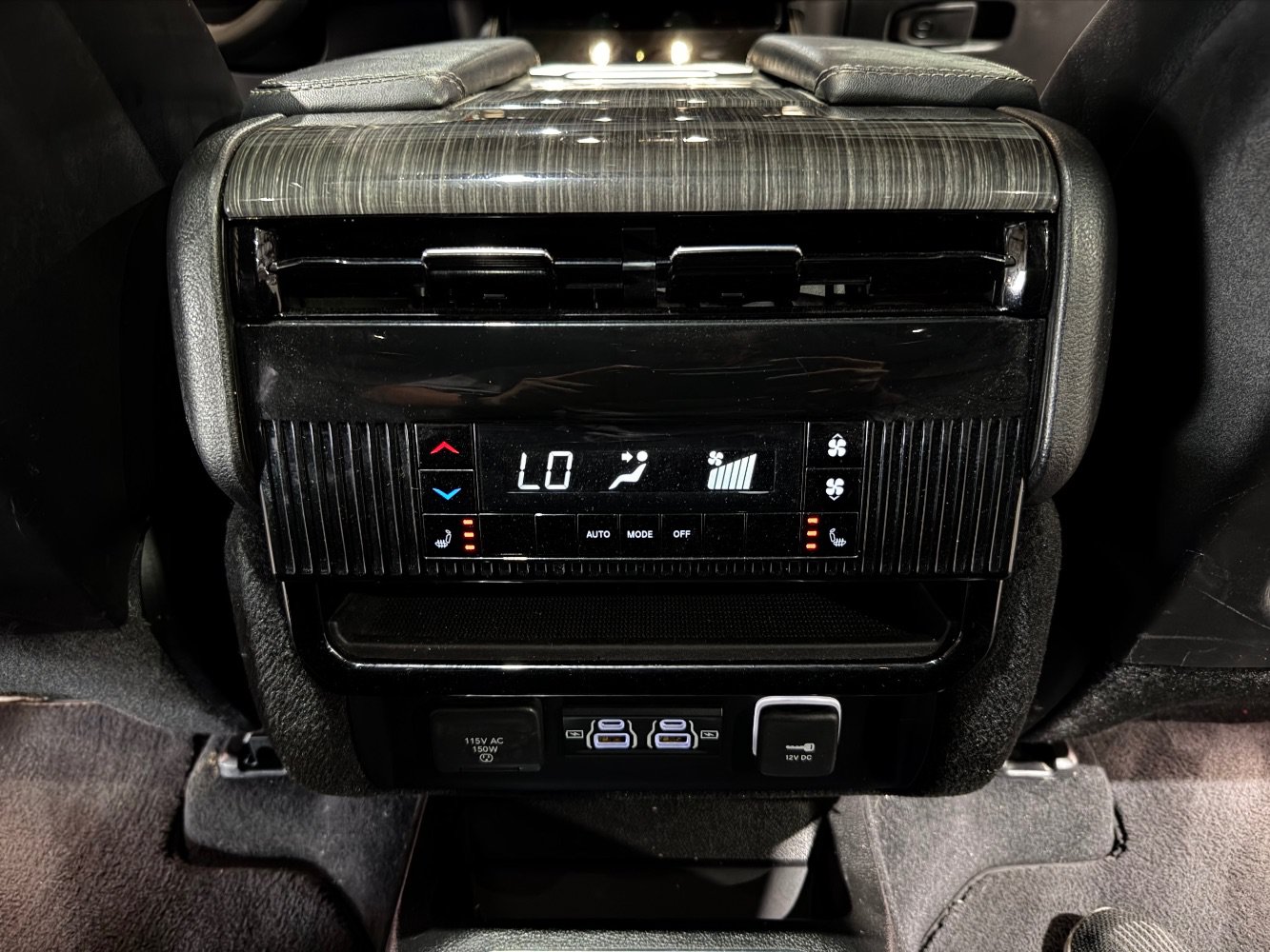 Used 2022 Jeep Wagoneer Series III w/ Premium Group I AWD/4WD image 28