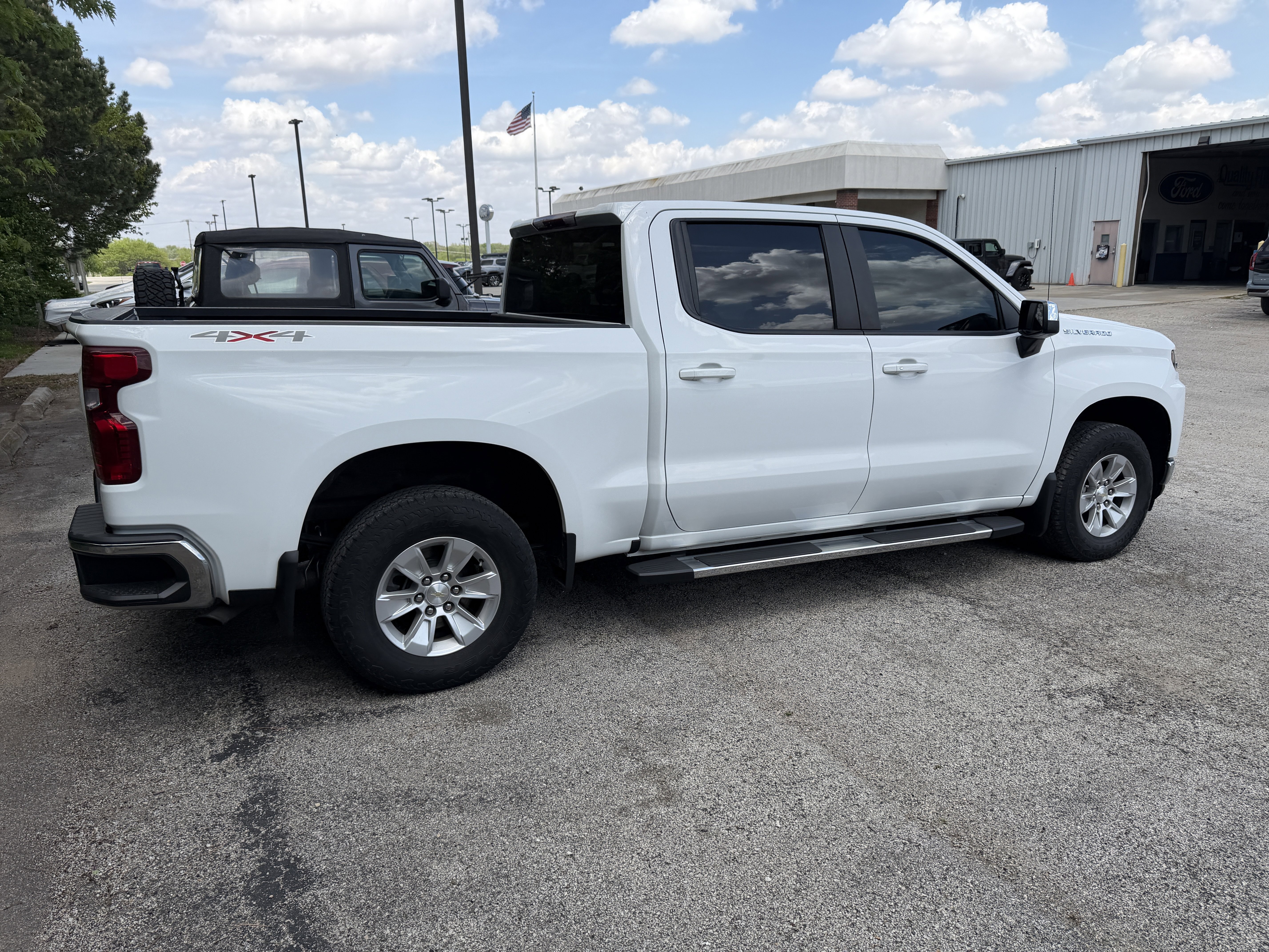 Used 2021 Chevrolet Silverado 1500 LT w/ Bed Protection Package AWD/4WD image 7