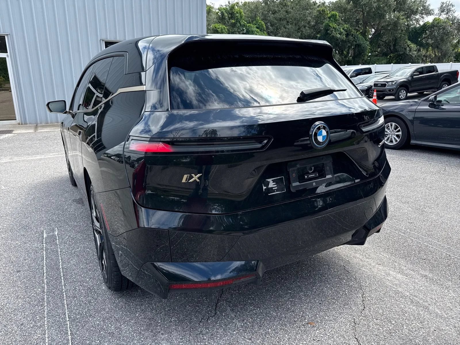 Used 2024 BMW iX xDrive50 w/ Premium Package AWD/4WD image 11