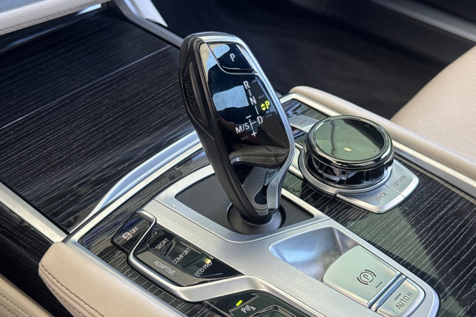 Certified 2022 BMW 750i xDrive w/ Executive Package AWD/4WD image 17