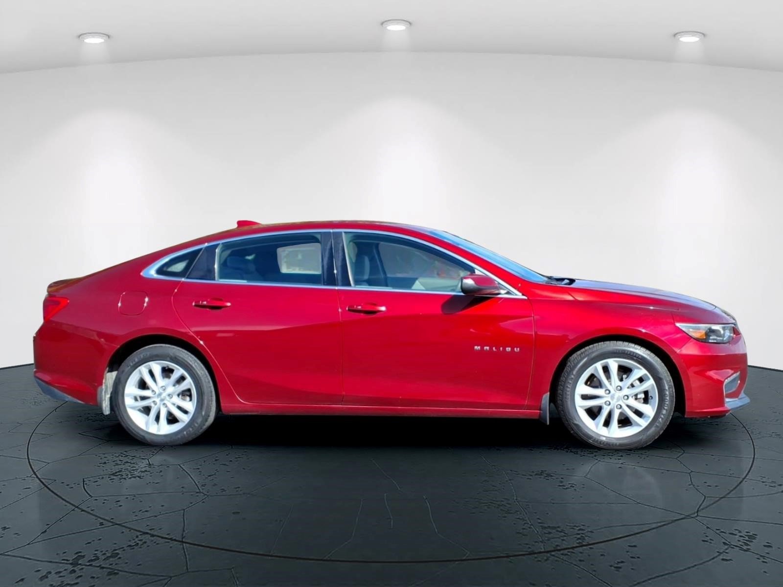 Used 2017 Chevrolet Malibu LT FWD image 2