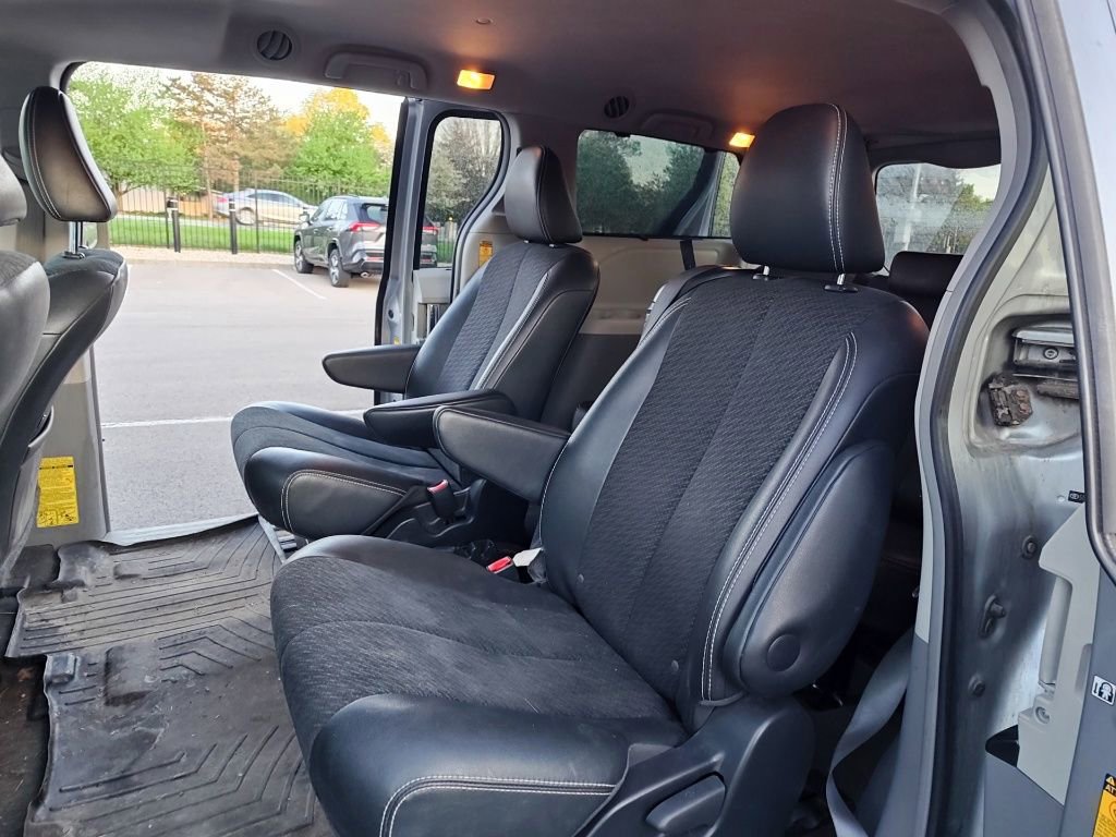 Used 2014 Toyota Sienna SE image 10
