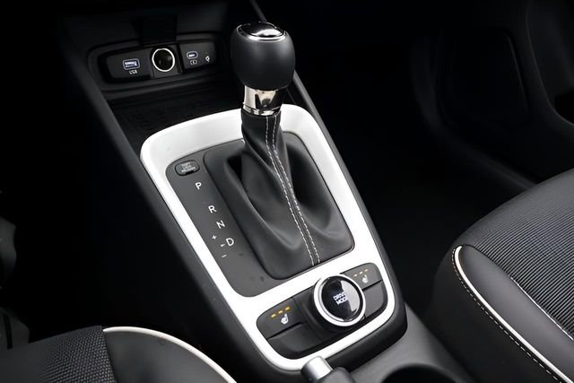 Used 2023 Hyundai Venue Limited image 23