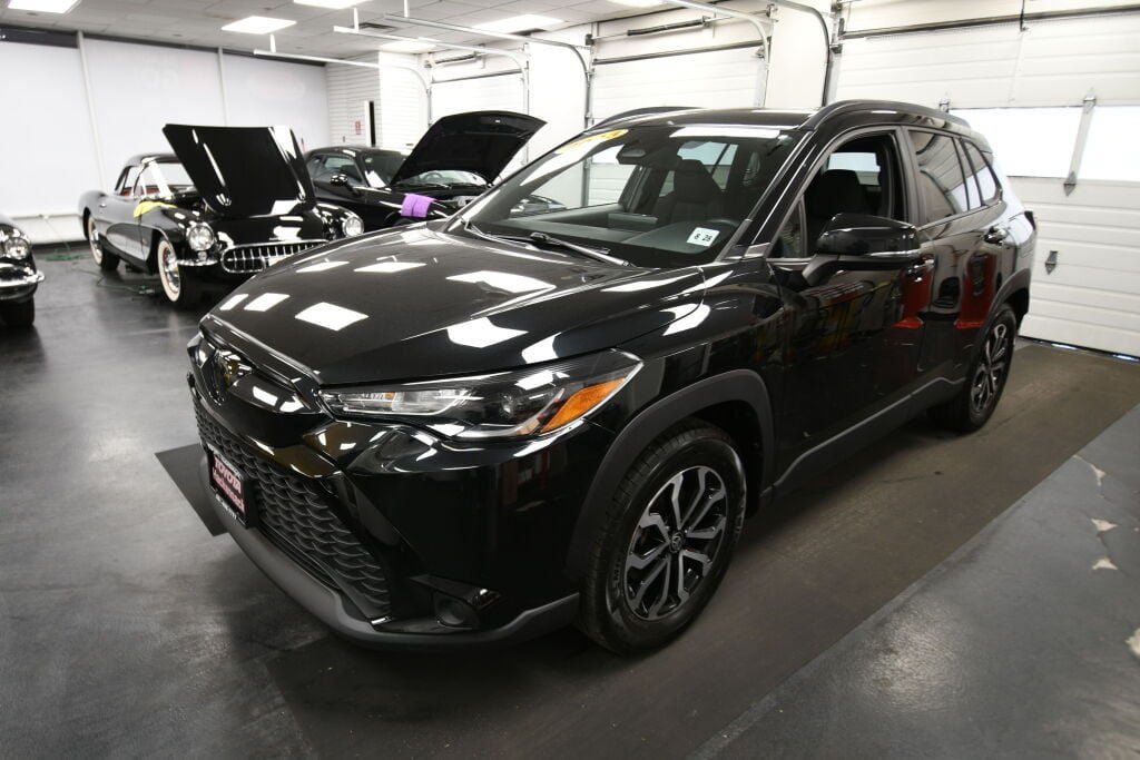 Used 2023 Toyota Corolla Cross AWD Hybrid image 3