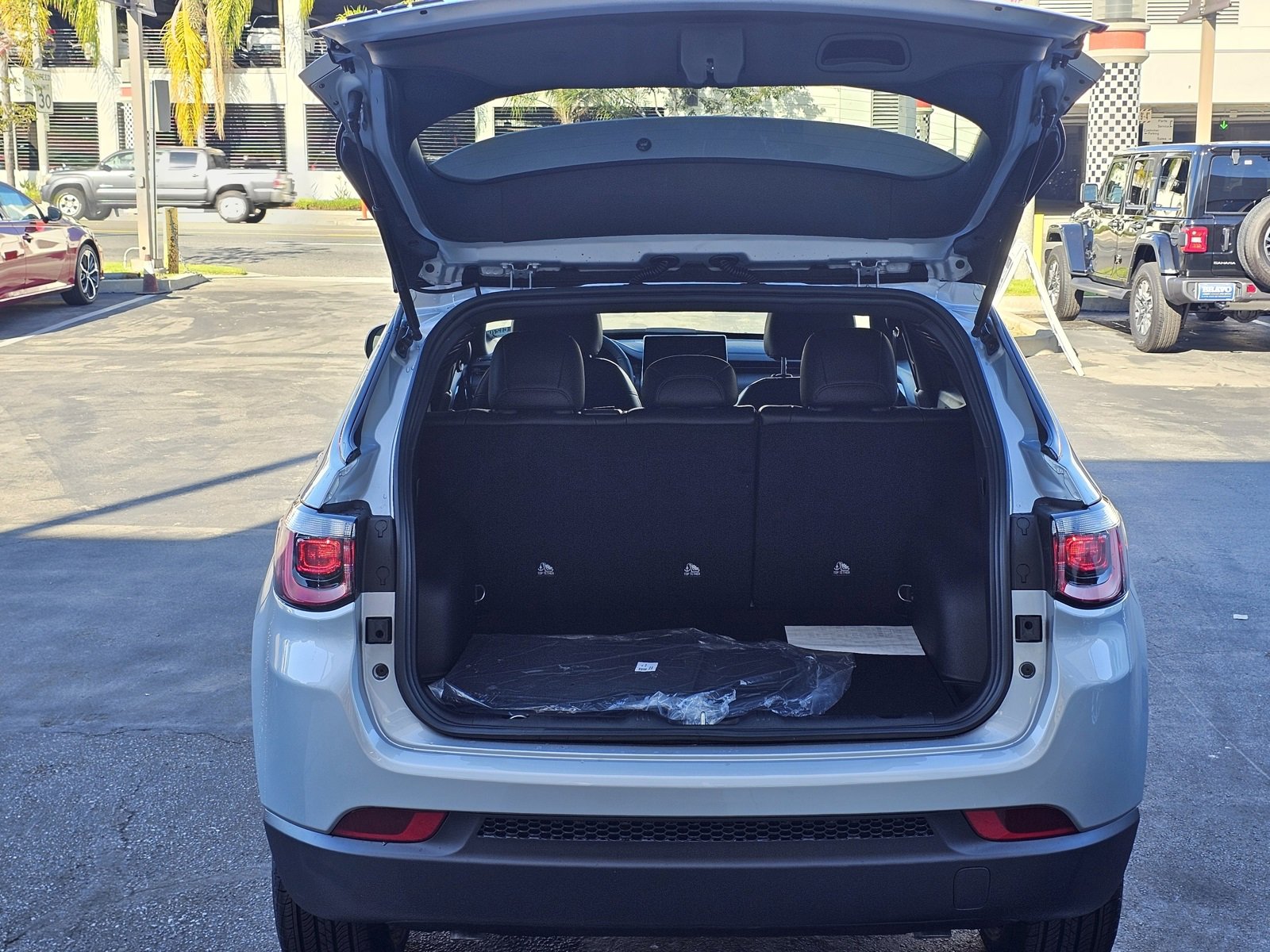 New 2026 Jeep Compass Latitude image 7