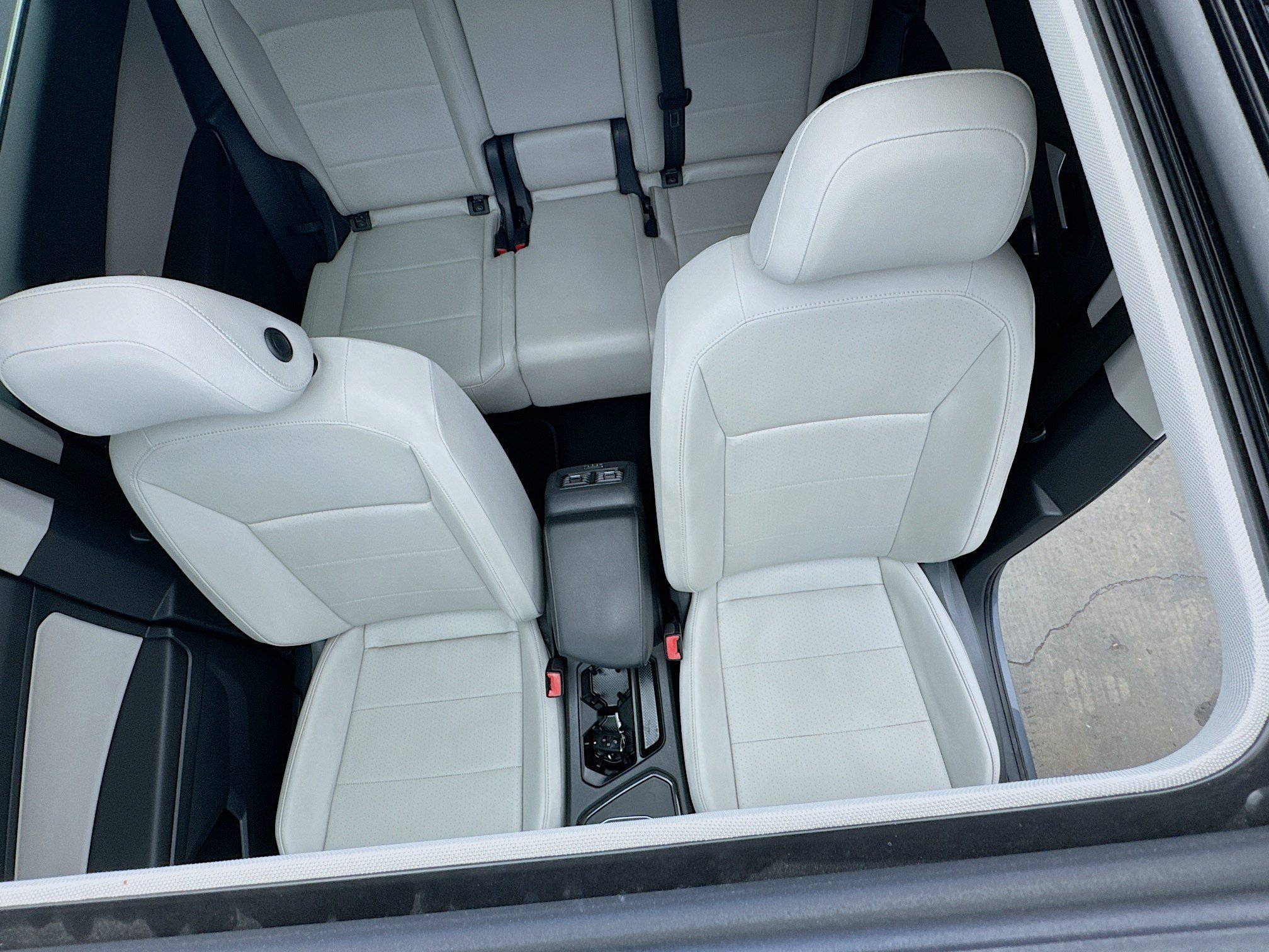 Used 2020 Volkswagen Tiguan SE w/ Panoramic Sunroof Package FWD image 14