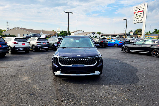 Used 2026 Kia Carnival FWD image 2