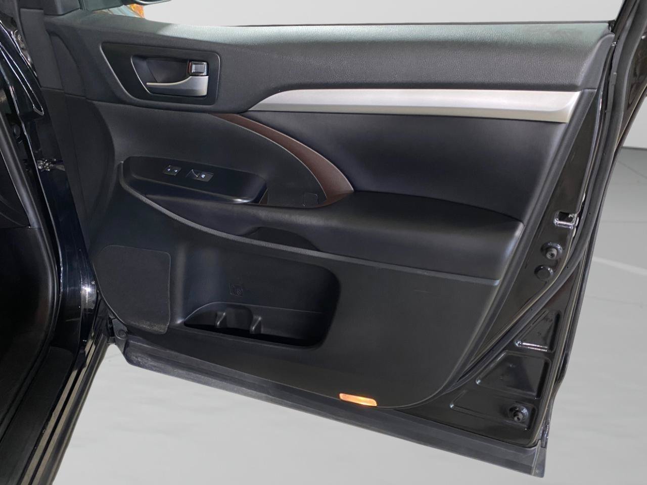 Used 2019 Toyota Highlander XLE AWD/4WD image 34