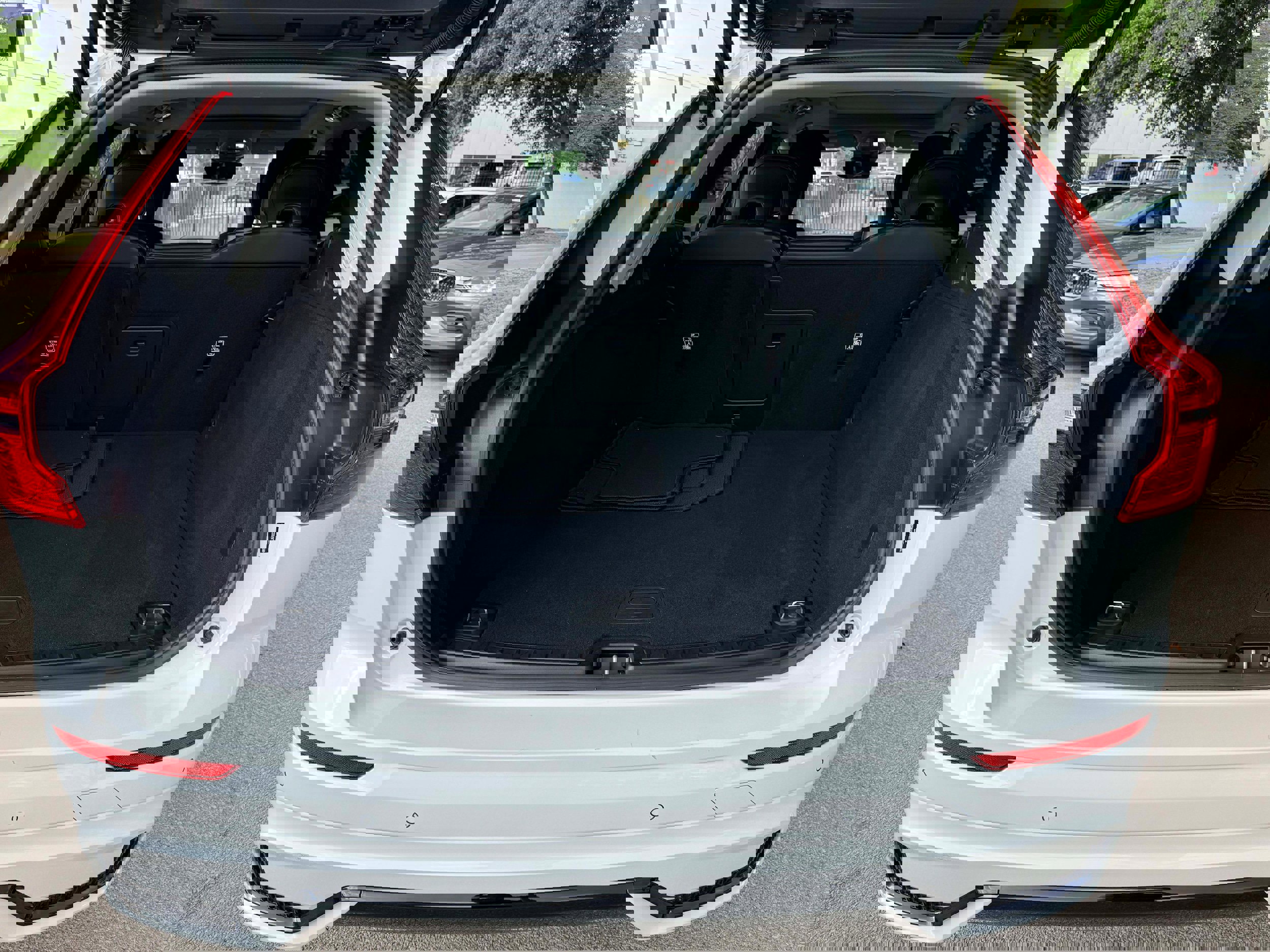 Certified 2025 Volvo XC60 B5 Core image 25