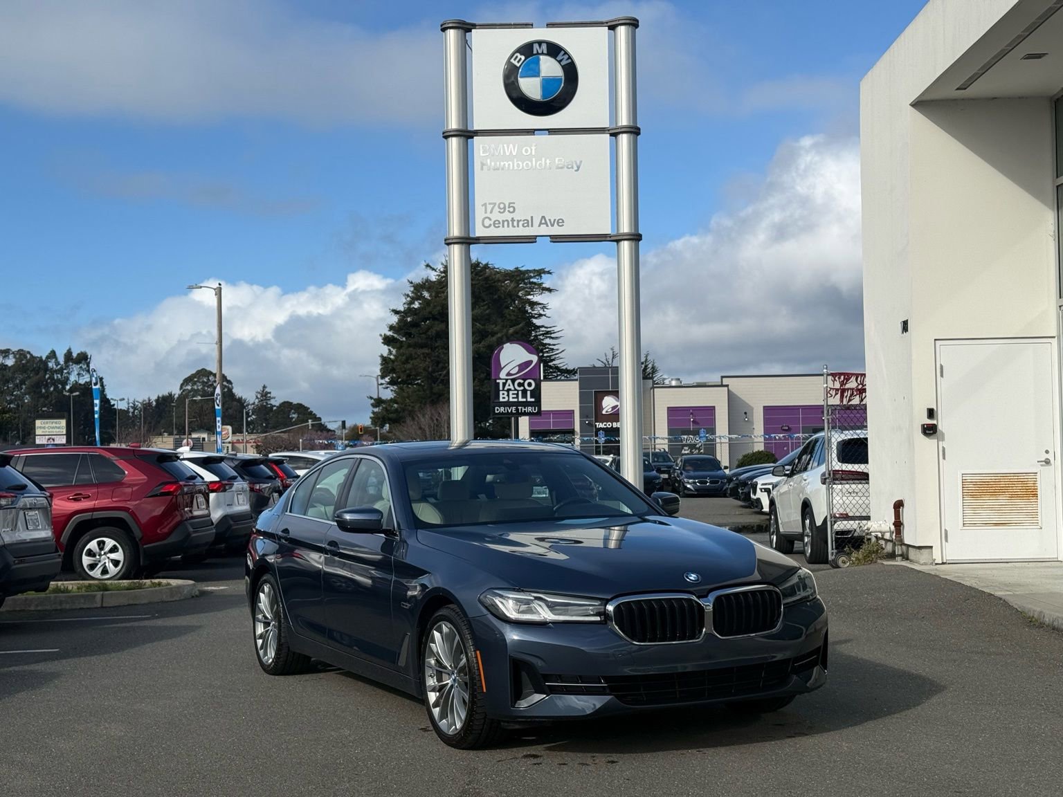 Used 2023 BMW 530e w/ Convenience Package image 2