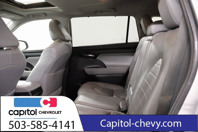 Used 2022 Toyota Highlander XLE AWD/4WD image 30