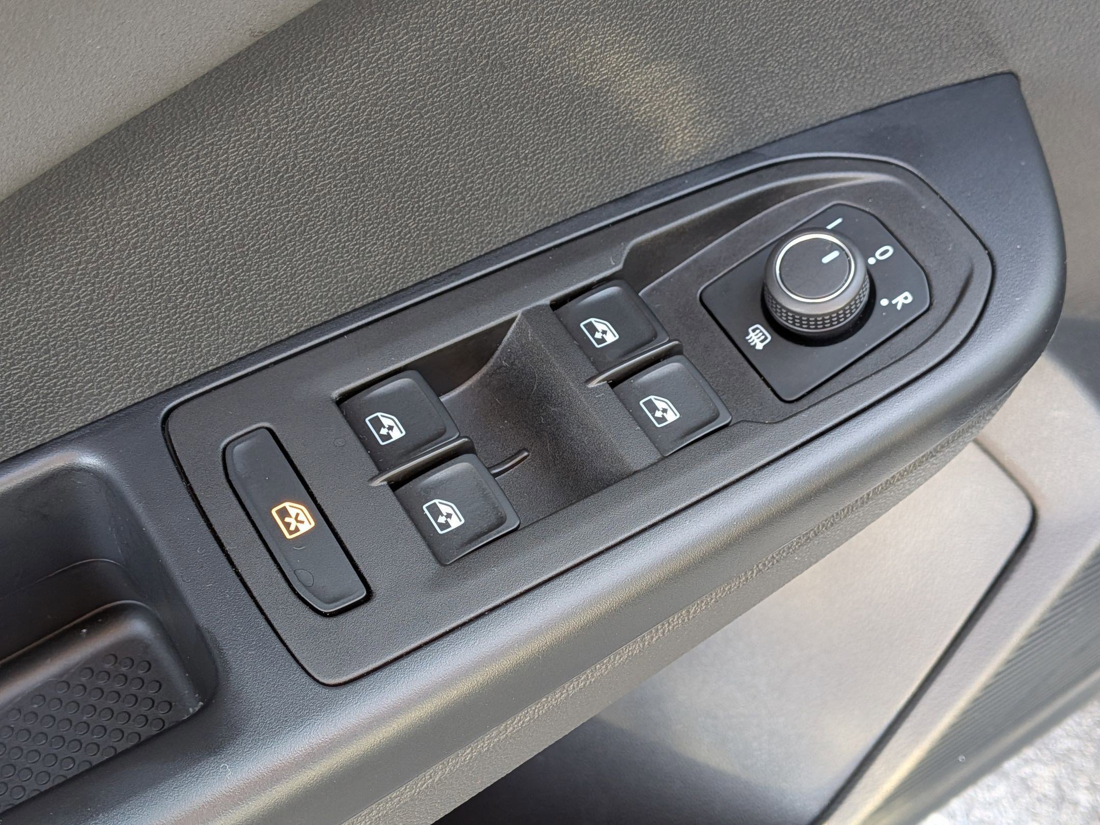 Used 2025 Volkswagen Taos SE image 13