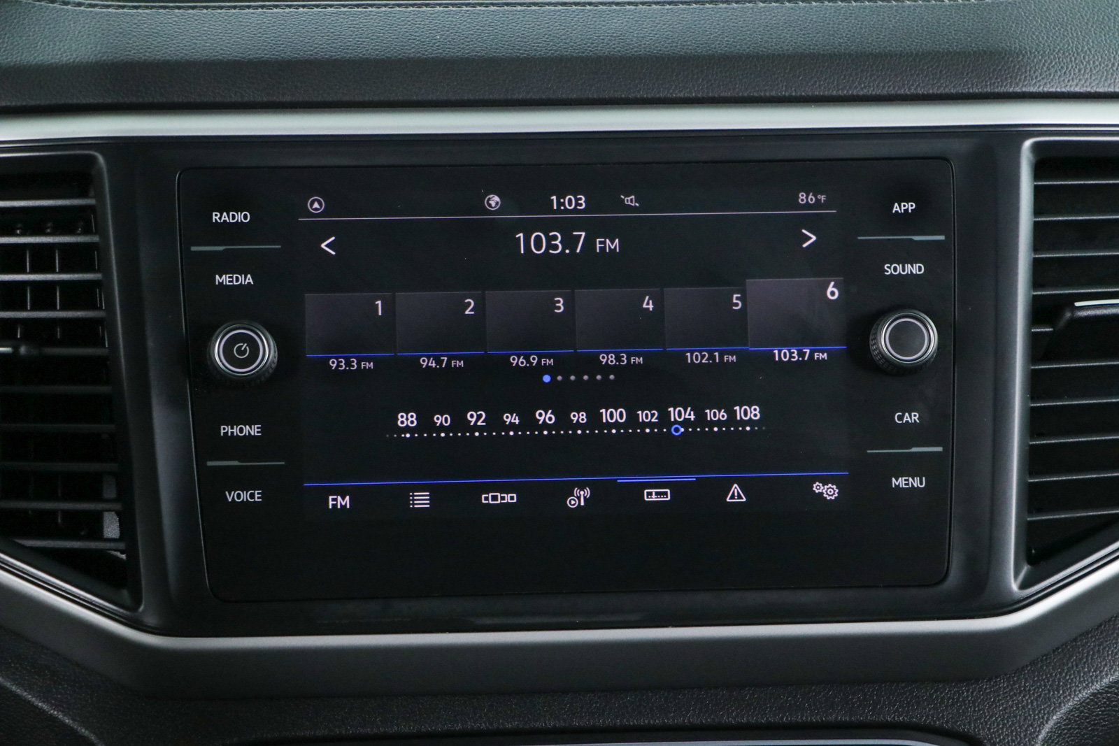 Used 2021 Volkswagen Atlas Cross Sport SE w/ Panoramic Sunroof Package FWD image 18