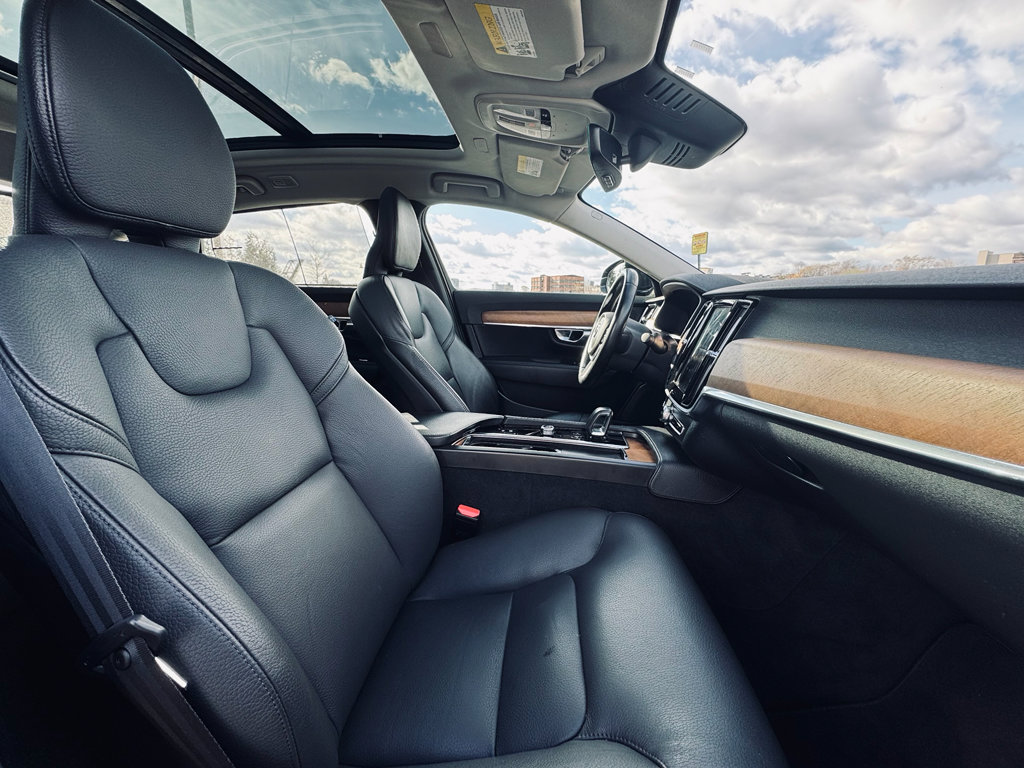 Used 2022 Volvo S90 B6 Momentum image 19