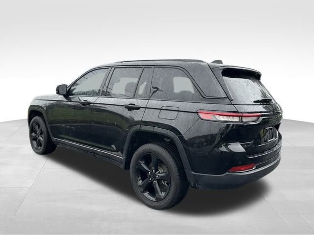Used 2023 Jeep Grand Cherokee Altitude image 5
