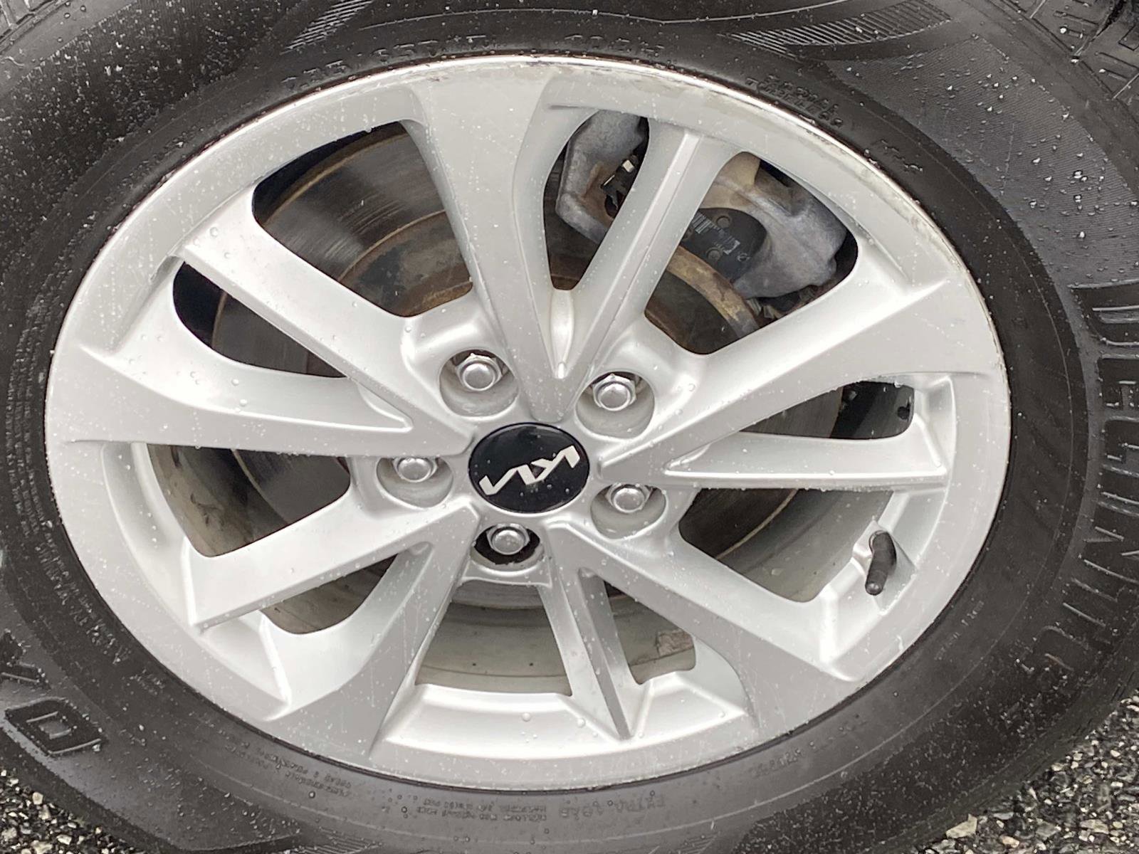 Used 2022 Kia Carnival LX FWD image 29