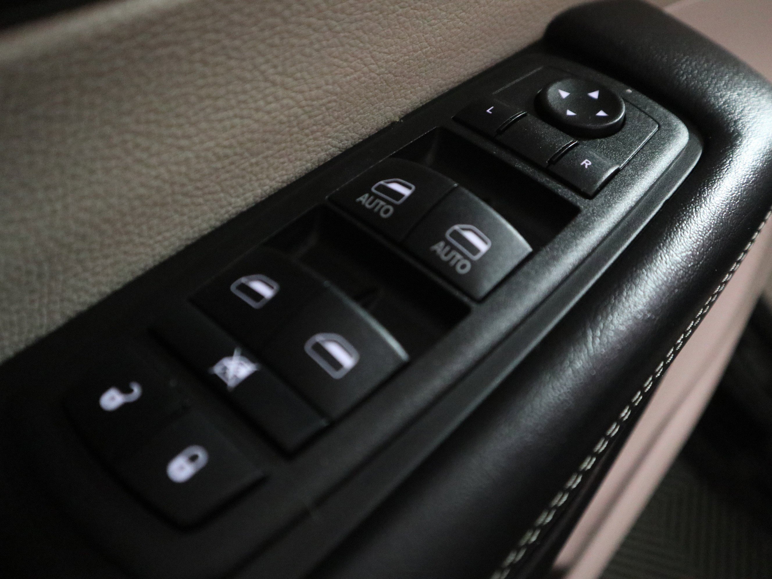 Used 2024 Chrysler Pacifica Touring-L image 35