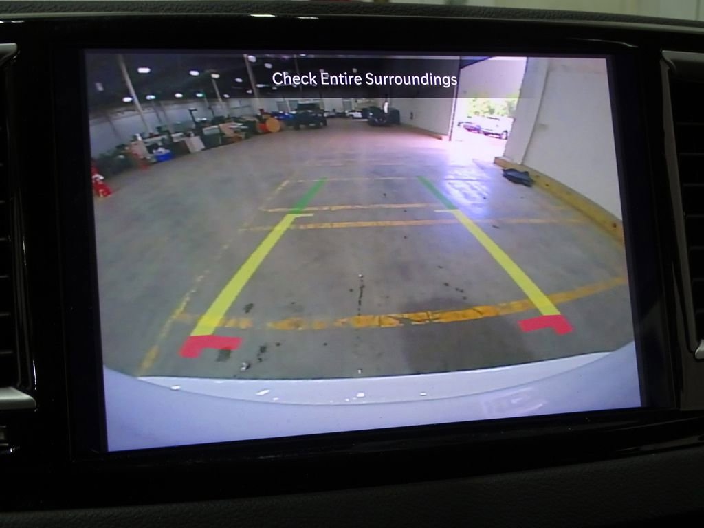 Used 2024 Chrysler Pacifica Touring-L image 8