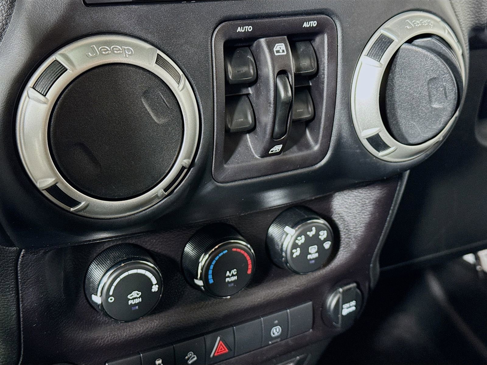 Used 2018 Jeep Wrangler Unlimited Sahara w/ Connectivity Group image 11