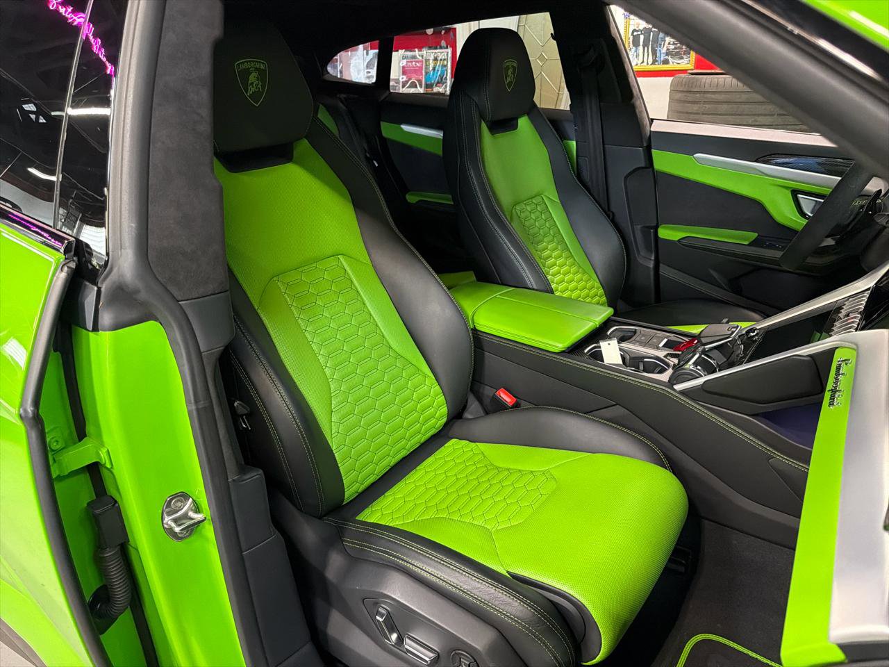 Used 2022 Lamborghini Urus AWD/4WD image 23