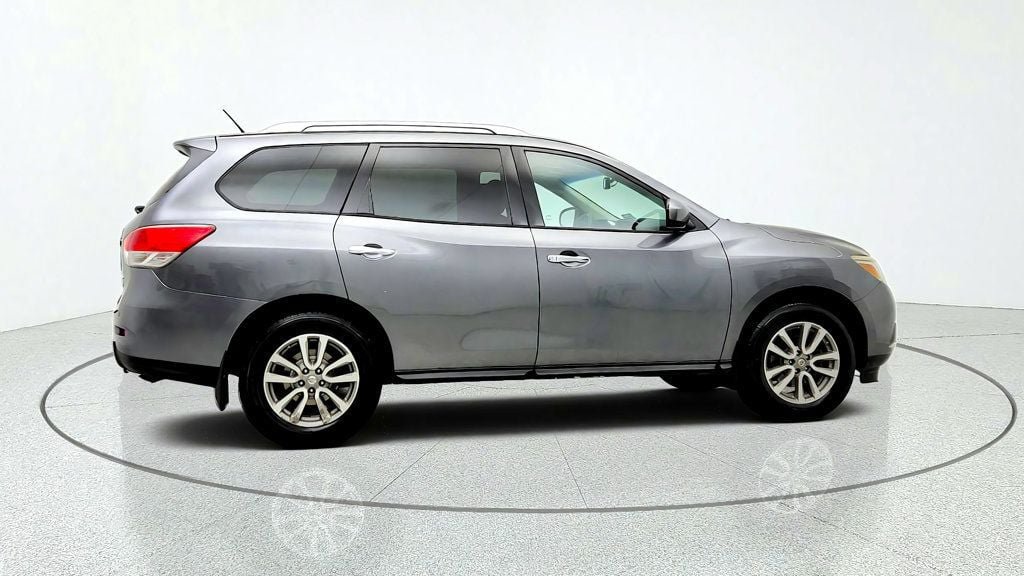 Used 2016 Nissan Pathfinder SV AWD/4WD image 4