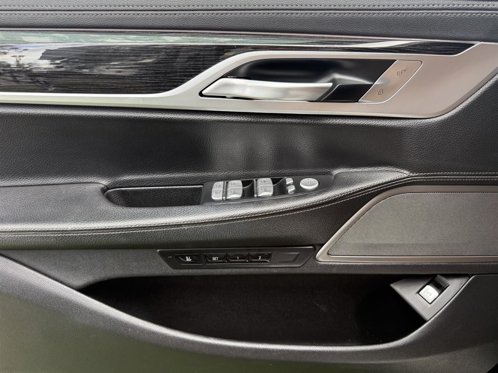 Used 2019 BMW 740i w/ M Sport Package RWD image 29