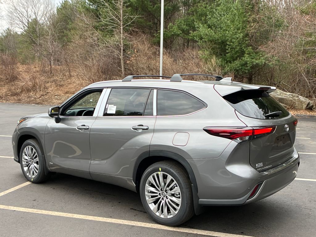 New 2026 Toyota Highlander Platinum image 3