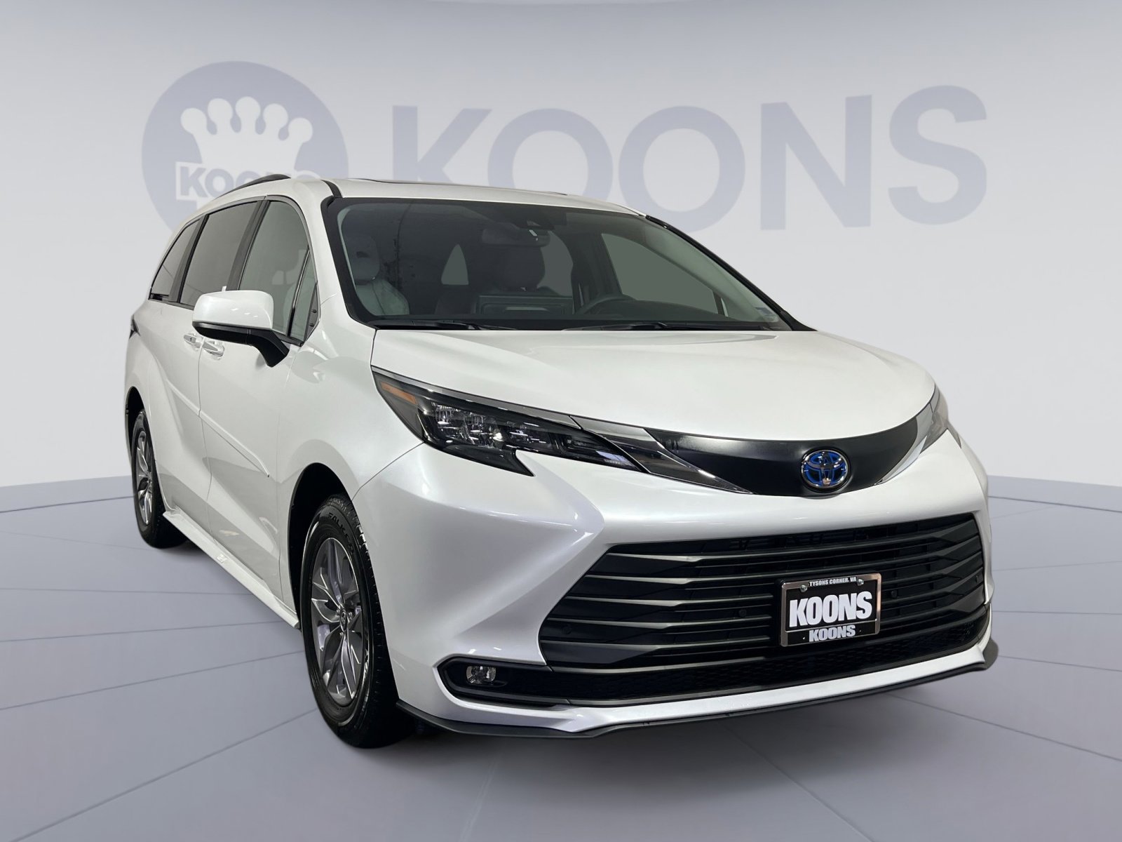 Used 2025 Toyota Sienna XLE image 10