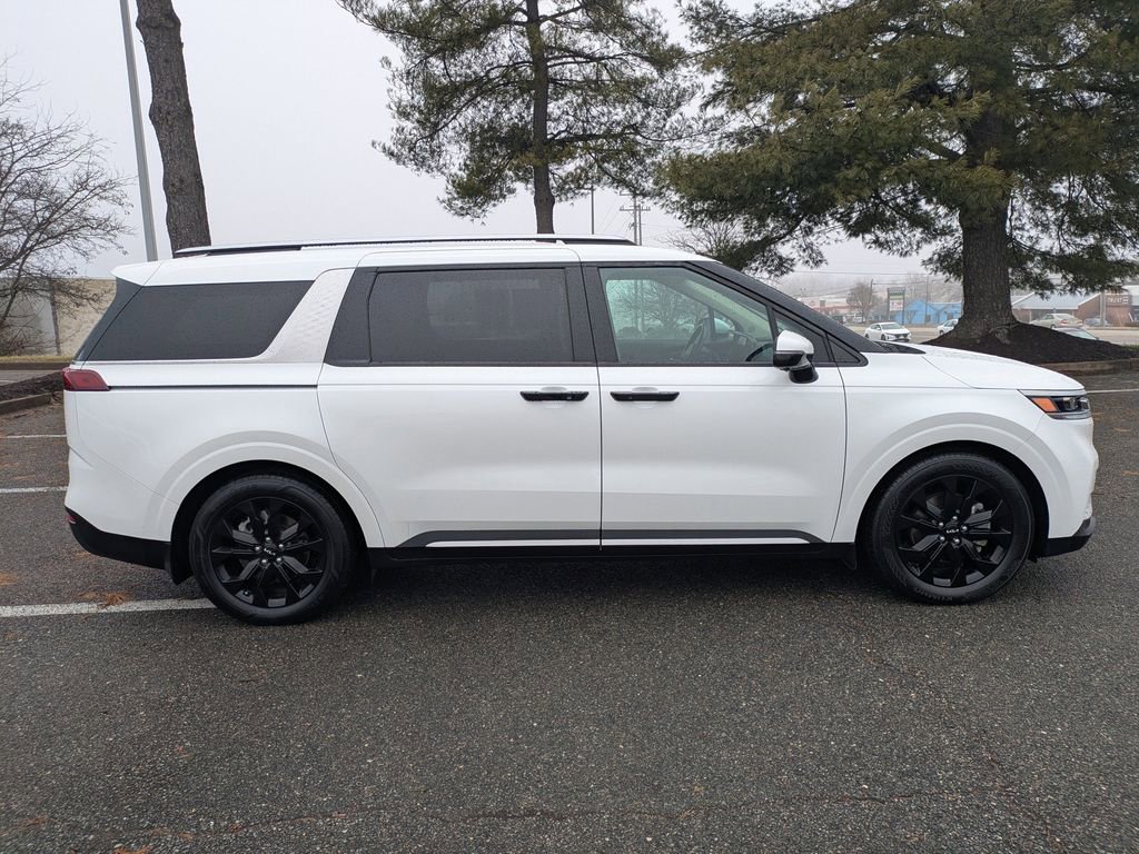 Used 2024 Kia Carnival SX Prestige image 3