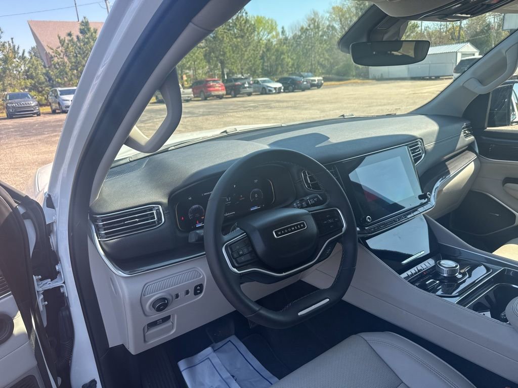 Used 2023 Jeep Wagoneer L 4WD w/ Premium Group I image 10