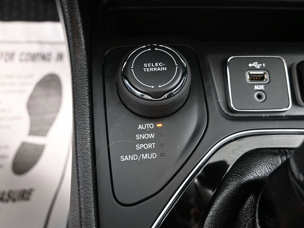 Used 2020 Jeep Cherokee Limited image 24