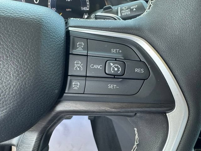Used 2023 Jeep Grand Cherokee Limited w/ Luxury Tech Group II AWD/4WD image 16