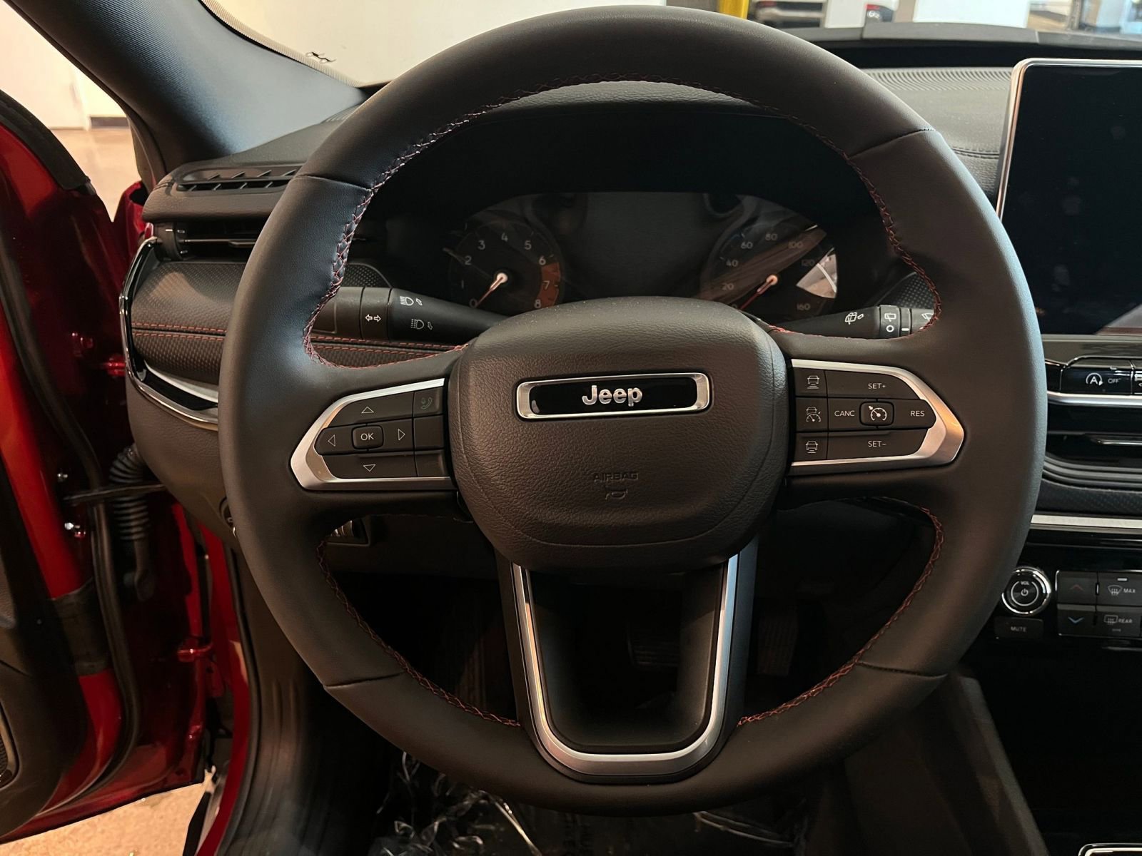 Used 2025 Jeep Compass Trailhawk AWD/4WD image 28