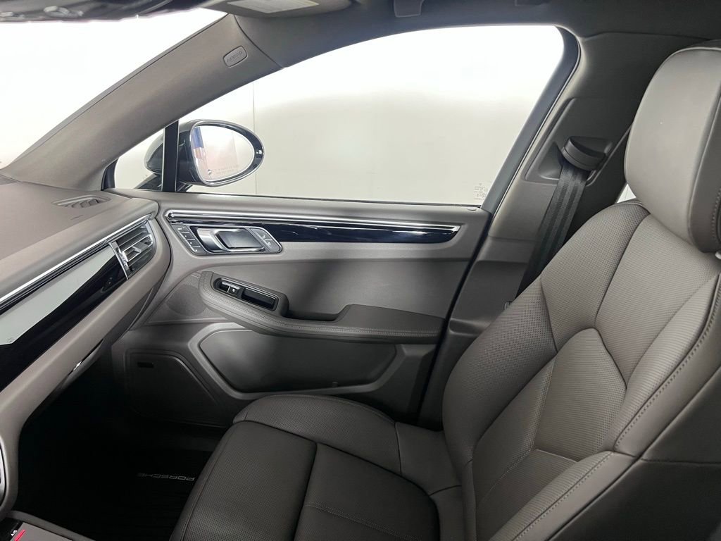 Certified 2025 Porsche Macan image 28