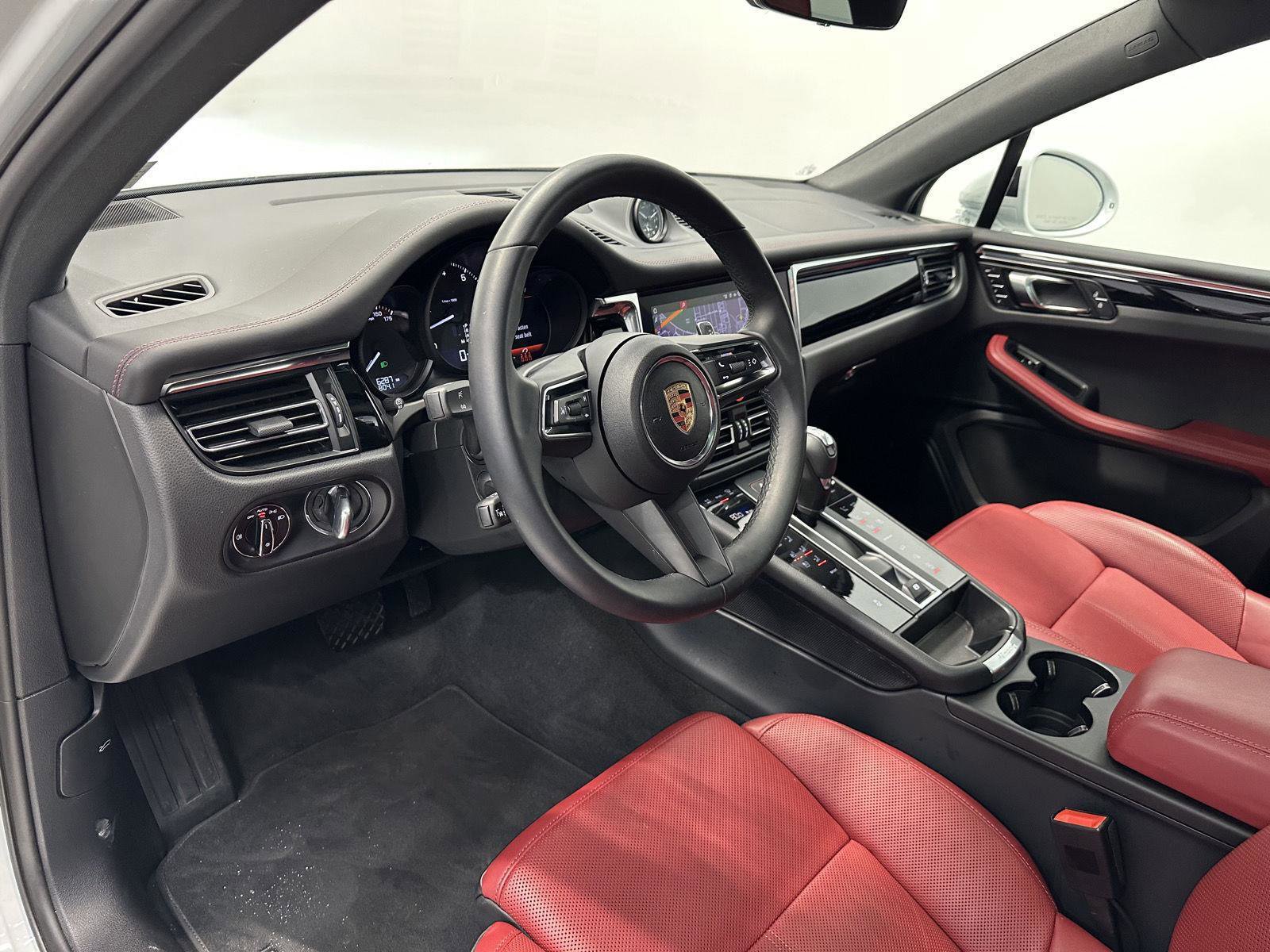 Certified 2025 Porsche Macan image 4