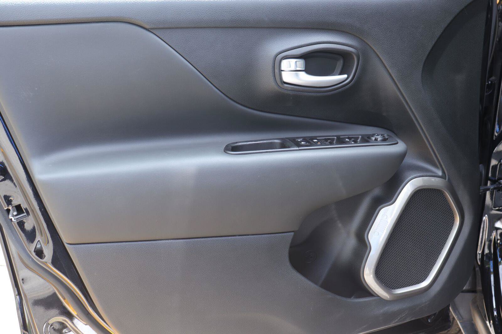 Used 2023 Jeep Renegade Limited w/ Sun/Sound Group AWD/4WD image 9