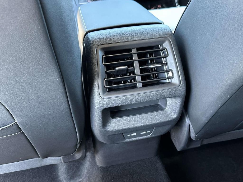 Certified 2025 Volkswagen Tiguan SE image 15