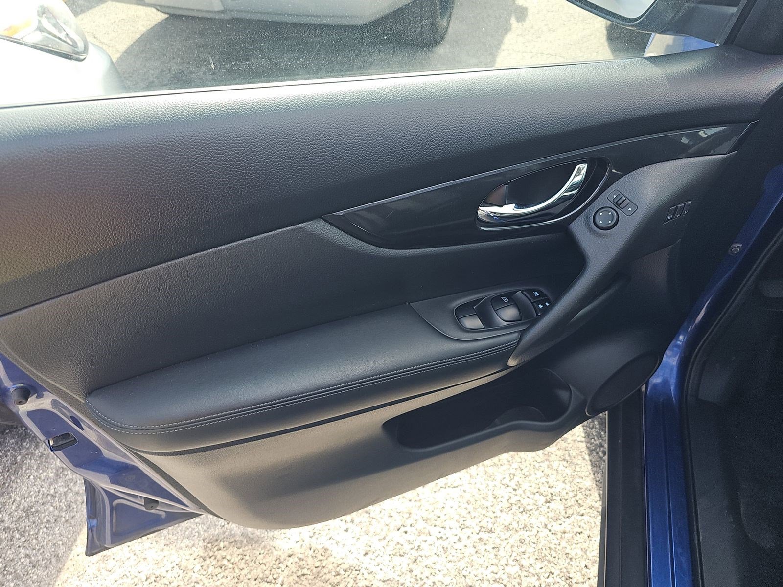 Used 2018 Nissan Rogue SV w/ Premium Package image 8