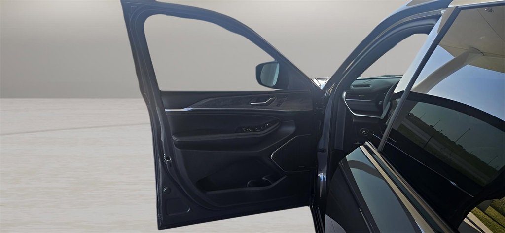 Used 2024 Jeep Grand Cherokee L Overland w/ Luxury Tech Group IV image 12