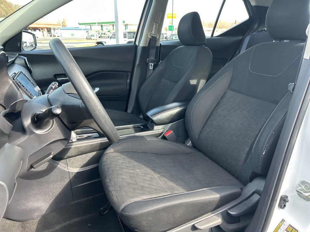 Used 2023 Nissan Kicks SV image 4