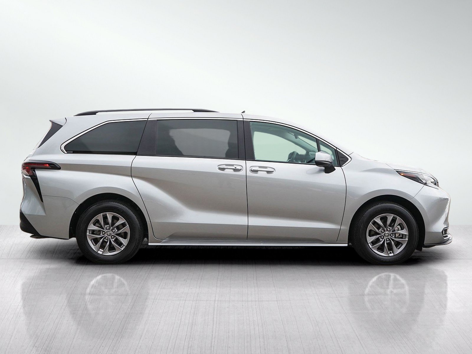 Used 2025 Toyota Sienna XLE w/ XLE Plus Package AWD/4WD image 6