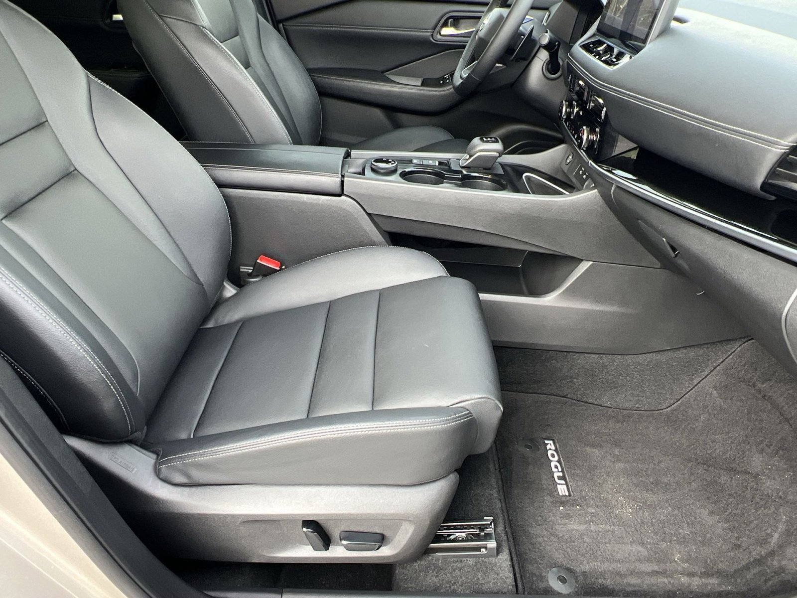 Used 2025 Nissan Rogue SL w/ SL Premium Package image 26