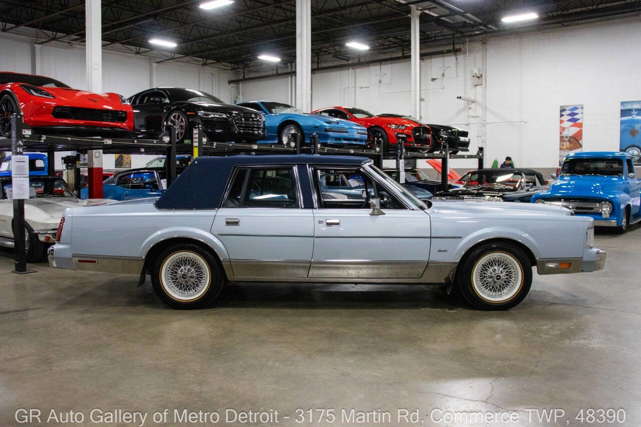 Used 1986 Lincoln Town Car image 8