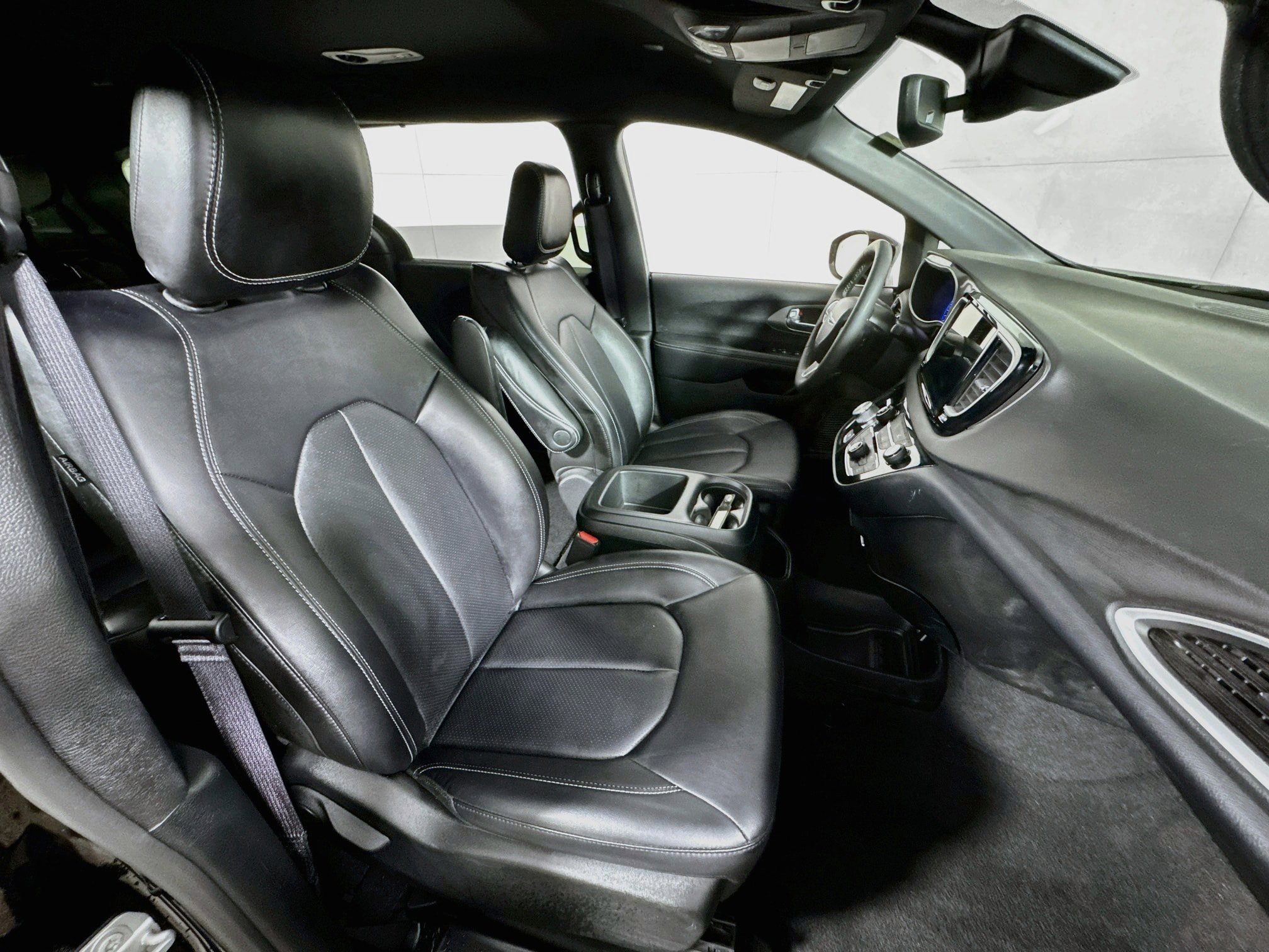 Used 2025 Chrysler Pacifica Select FWD image 26