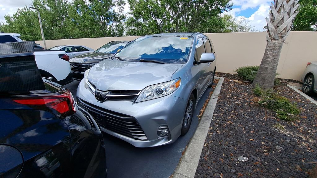 Used 2020 Toyota Sienna XLE w/ XLE Navigation Package image 1