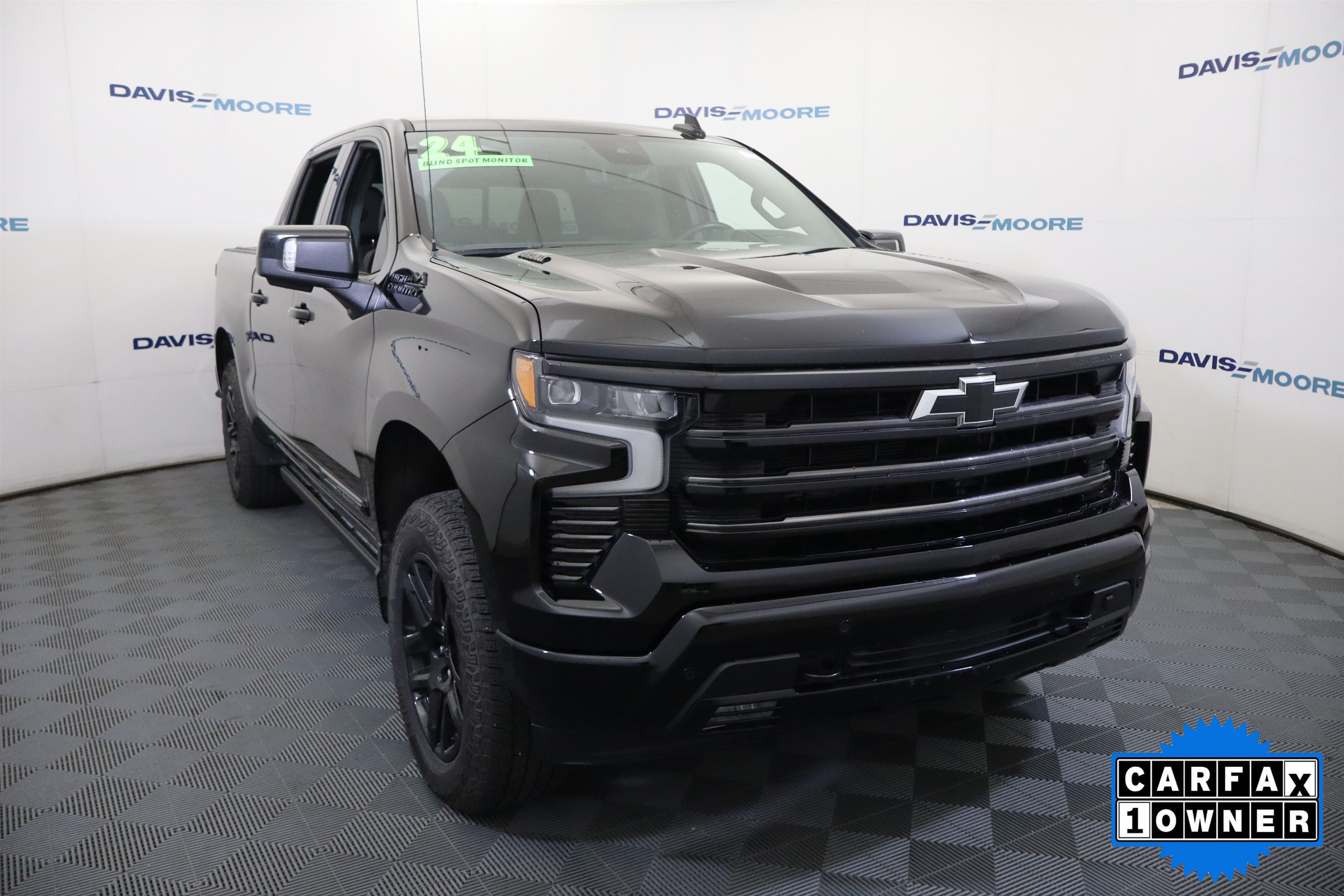 Used 2024 Chevrolet Silverado 1500 High Country w/ Midnight Edition AWD/4WD image 3