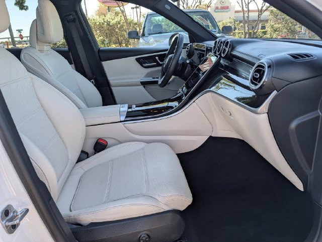 Used 2025 Mercedes-Benz GLC 300 4MATIC image 29